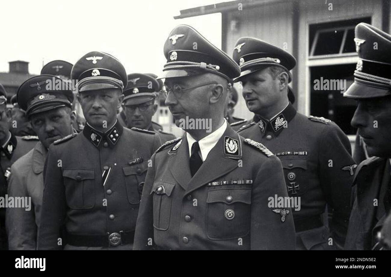 Una foto scattata durante una visita di Heinrich Himmler al campo di concentramento di Mauthausen nell'aprile 1941. A destra immediata di Himmler ci sono Franz Ziereis e August Eigruber. A sinistra di Himmler ci sono Karl Wolff e Franz Kutschera. Foto Stock