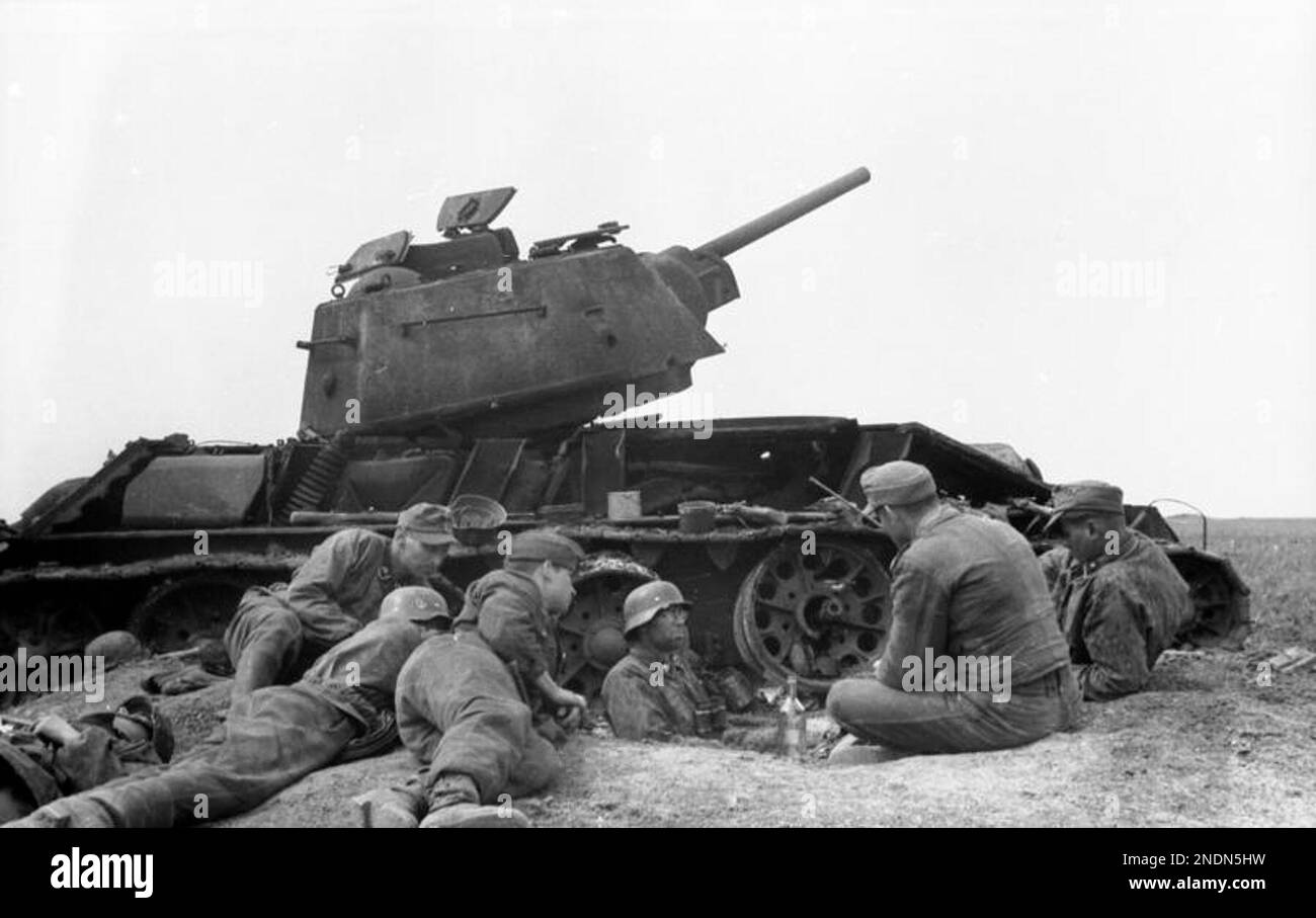 Soldati della 3rd SS Panzer divisione 'Totenkopf' a riposo accanto a un carro armato sovietico distrutto T-34 in Romania nel 1944. Foto Bundesarchiv Bild 101i-024-3535-23, Ostfront, Waffen-SS-Angehörige bei Rast.jpg Foto Stock