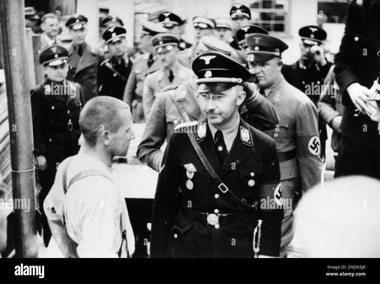 Heinrich Himmler ispezionando il campo di concentramento di Dachau il 8 maggio 1936. Foto Bundesarchiv, Bild 152-11-12 / CC-BY-SA 3,0, CC BY-SA 3,0 de, https://commons.wikimedia.org/w/index.php?curid=5337638 Foto Stock