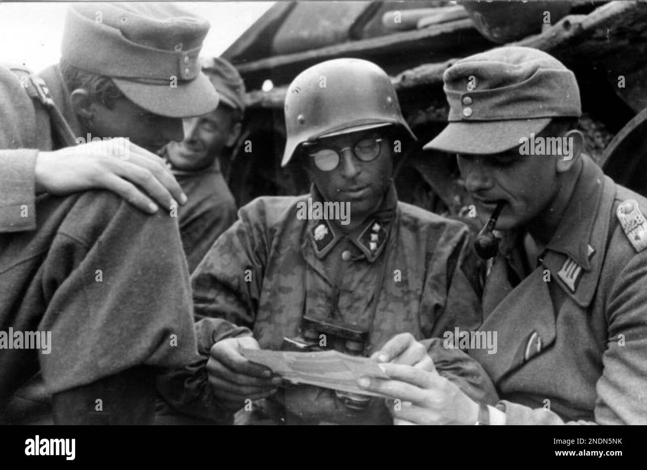Un soldato della 3rd SS Panzer Division 'Totenkopf' e un soldato della 228° divisione fanteria che discute gli ordini sul fronte orientale. Foto Stock
