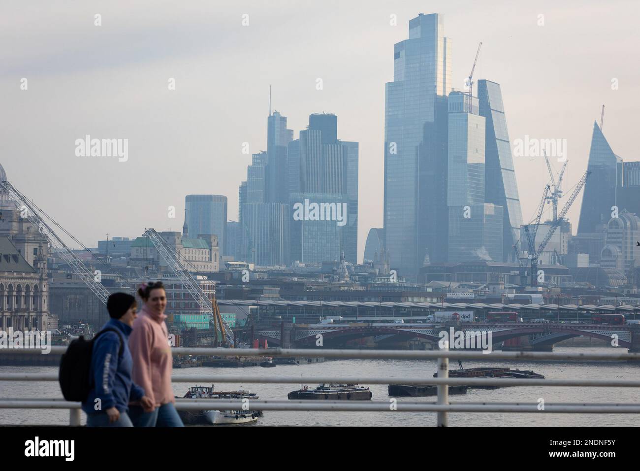 Londra, Regno Unito. 15th Feb, 2023. I pendolari attraversano Waterloo Bridge con la City of London, il quartiere finanziario della capitale, in vista del 15th 2023 febbraio a Londra, Regno Unito. L'inflazione dell'IPC si è ridotta oggi al 10,1%, più velocemente del previsto secondo l'Ufficio per le statistiche nazionali, anche se rimane ancora vicina a un massimo di 40 anni. Credit: SOPA Images Limited/Alamy Live News Foto Stock