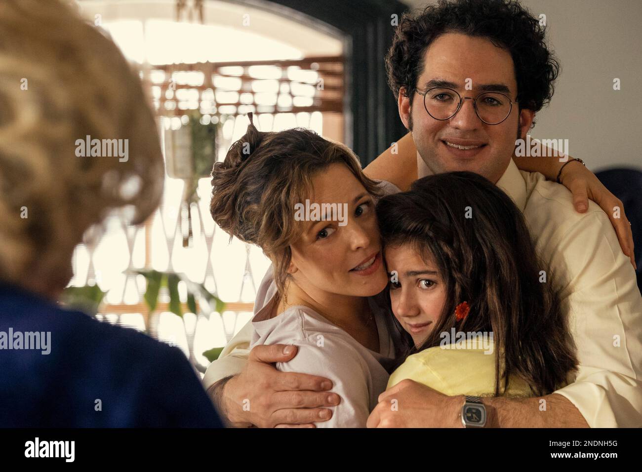 DATA DI RILASCIO: 28 aprile 2023. TITOLO: Sei là Dio? Sono io, Margaret. CASA DI PRODUZIONE: Lionsgate. DIRETTORE: Kelly Fremon Craig. TRAMA: Quando la sua famiglia si sposta dalla città ai sobborghi, Margaret di 11 anni naviga nuovi amici, sentimenti e l'inizio dell'adolescenza. PROTAGONISTI: RACHEL MCADAMS come Barbara Simon, Abby Ryder Fortson come Margaret Simon, Benny Safdie come Herb Simon. (Credit Image: © Lionsgate/Entertainment Pictures/ZUMAPRESS.com) SOLO PER USO EDITORIALE! Non per USO commerciale! Foto Stock