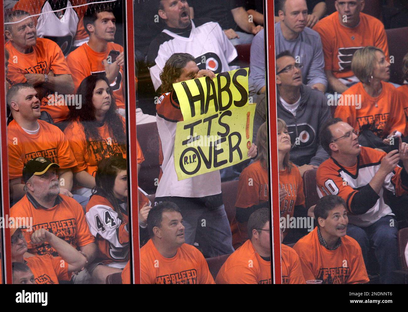 A Philadelphia Flyers fan holds up a sign in the closing minutes of Game 5 of the NHL hockey Eastern Conference finals where the Flyers defeated the Montreal Canadiens, 4-2, Monday, May 24, 2010, in Philadelphia.(AP Photo/Tom Mihalek) Foto Stock