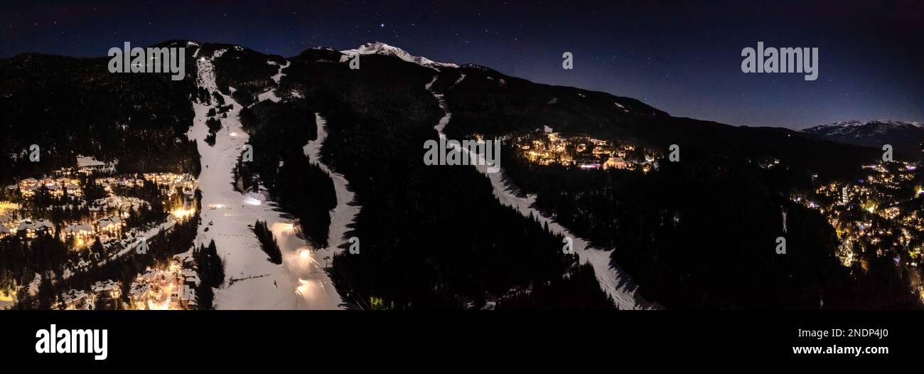 Whistler Mountain Lodge e gondola di notte, riprese aeree drone, sci collina, montagna d'inverno, vista. Foto Stock
