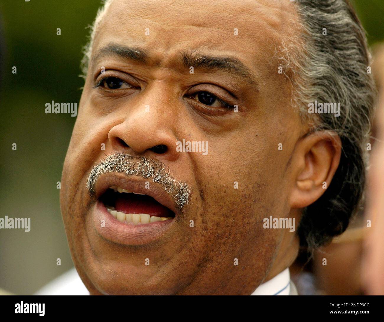 FILE - In this July 23, 2007 picture, the Rev. Al Sharpton speaks in Buffalo, N.Y. He and Michigan Attorney General Mike Cox have traded criticism over Sharpton's plans to speak in Detroit at the funeral Saturday, May 22, 2010, of Aiyana Stanley-Jones, 7. She was shot Sunday, May 16, 2010, by a bullet from the gun of a Detroit police officer during a raid to arrest a murder suspect. (AP Photo/Don Heupel) Foto Stock