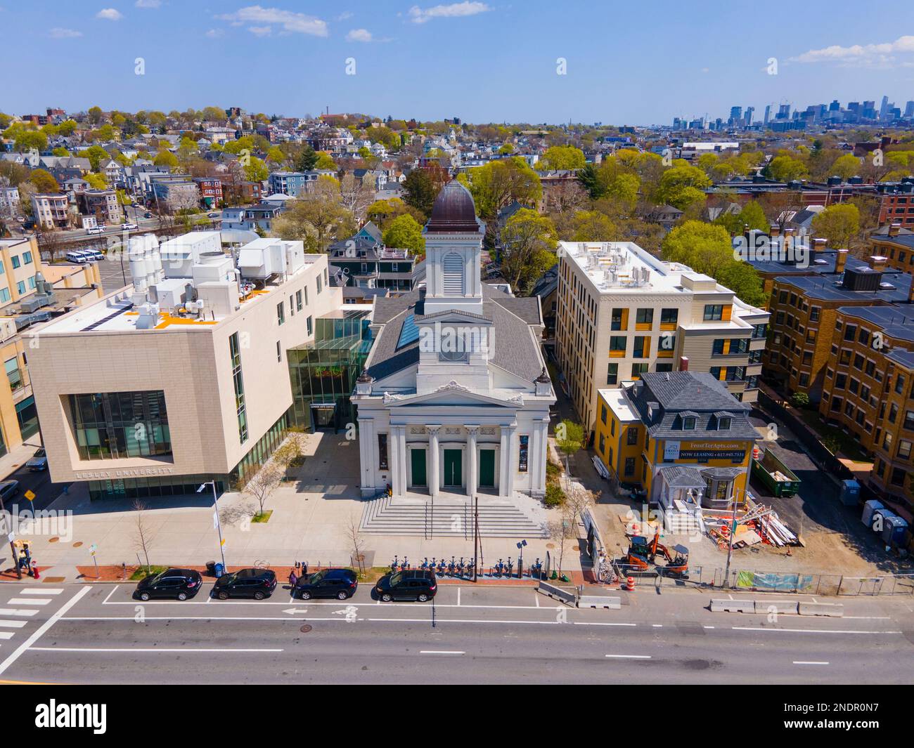 Lunder Arts Center della Lesley University veduta aerea a Porter Square al 1801 di Massachusetts Avenue in primavera nella città di Cambridge, Massachusetts, ma, Stati Uniti Foto Stock