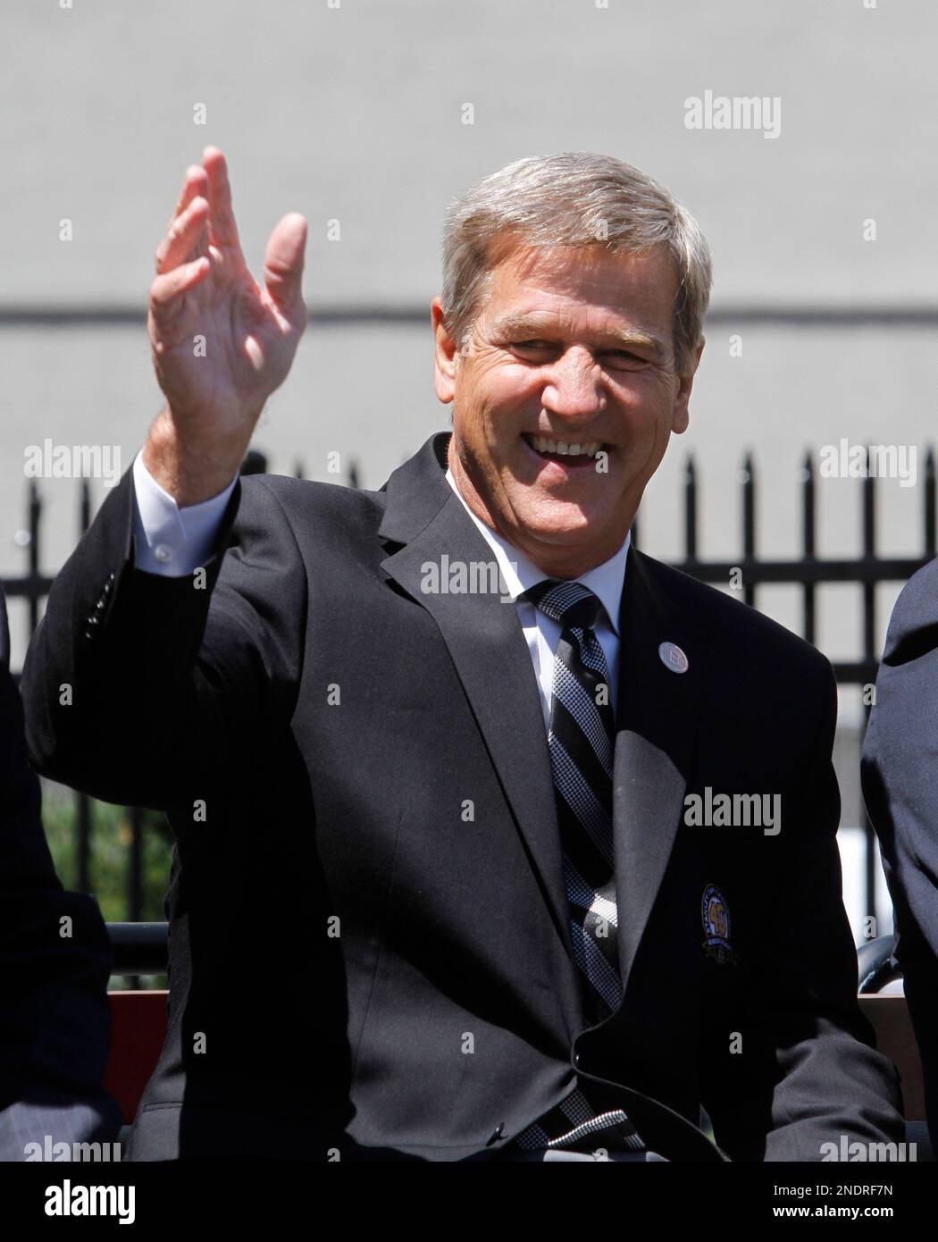 Boston Bruins hockey great Bobby Orr waves to the crowd during an unveiling ceremony for a statue of Orr, in front of the TD Garden sports arena, in Boston, Monday, May 10, 2010. The statue depicts Orr in the defining moment when he scored in overtime in 1970 giving the Bruins victory over the St. Louis Blues to win the Stanley Cup. (AP Photo/Steven Senne) Foto Stock