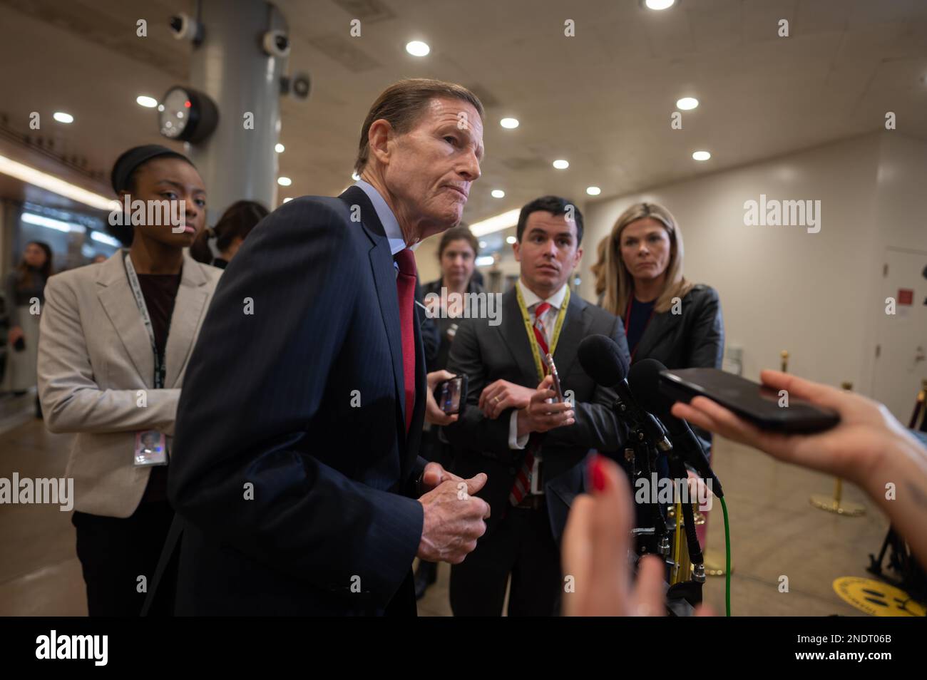 STATI UNITI Il senatore Richard Blumenthal, D-CT., è visto su Capitol Hill a Washington, DC, mercoledì 15 febbraio 2023. (Foto di Craig Hudson/Sipa USA) Credit: Sipa USA/Alamy Live News Foto Stock