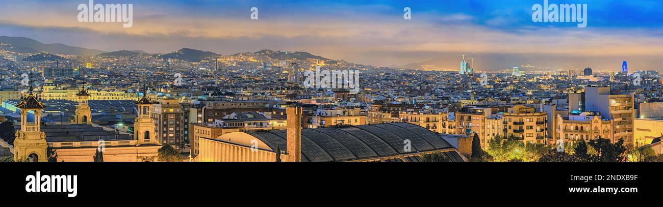 Barcellona Spagna, vista ad angolo alto panorama notturno skyline della città al centro della città Foto Stock