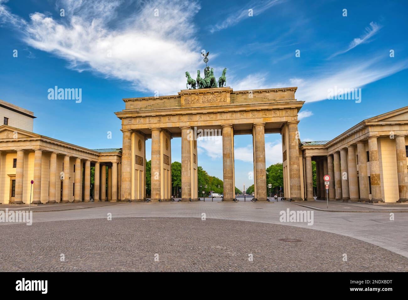 Berlino Germania, skyline della città presso la Porta di Brandeburgo (Brandenburger Tor) Foto Stock