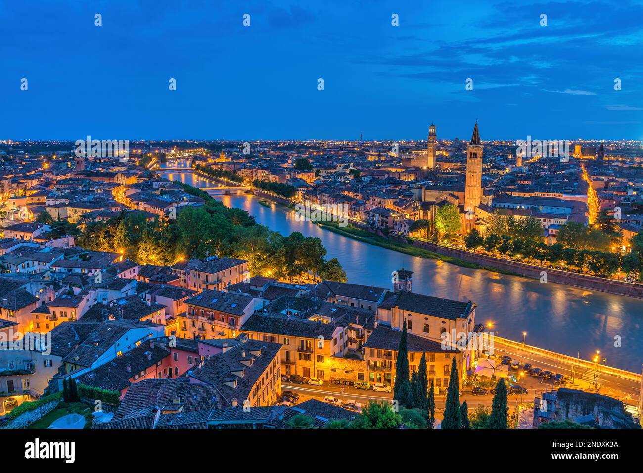 Verona Italia, vista ad alto angolo dello skyline notturno della città sul fiume Adige Foto Stock