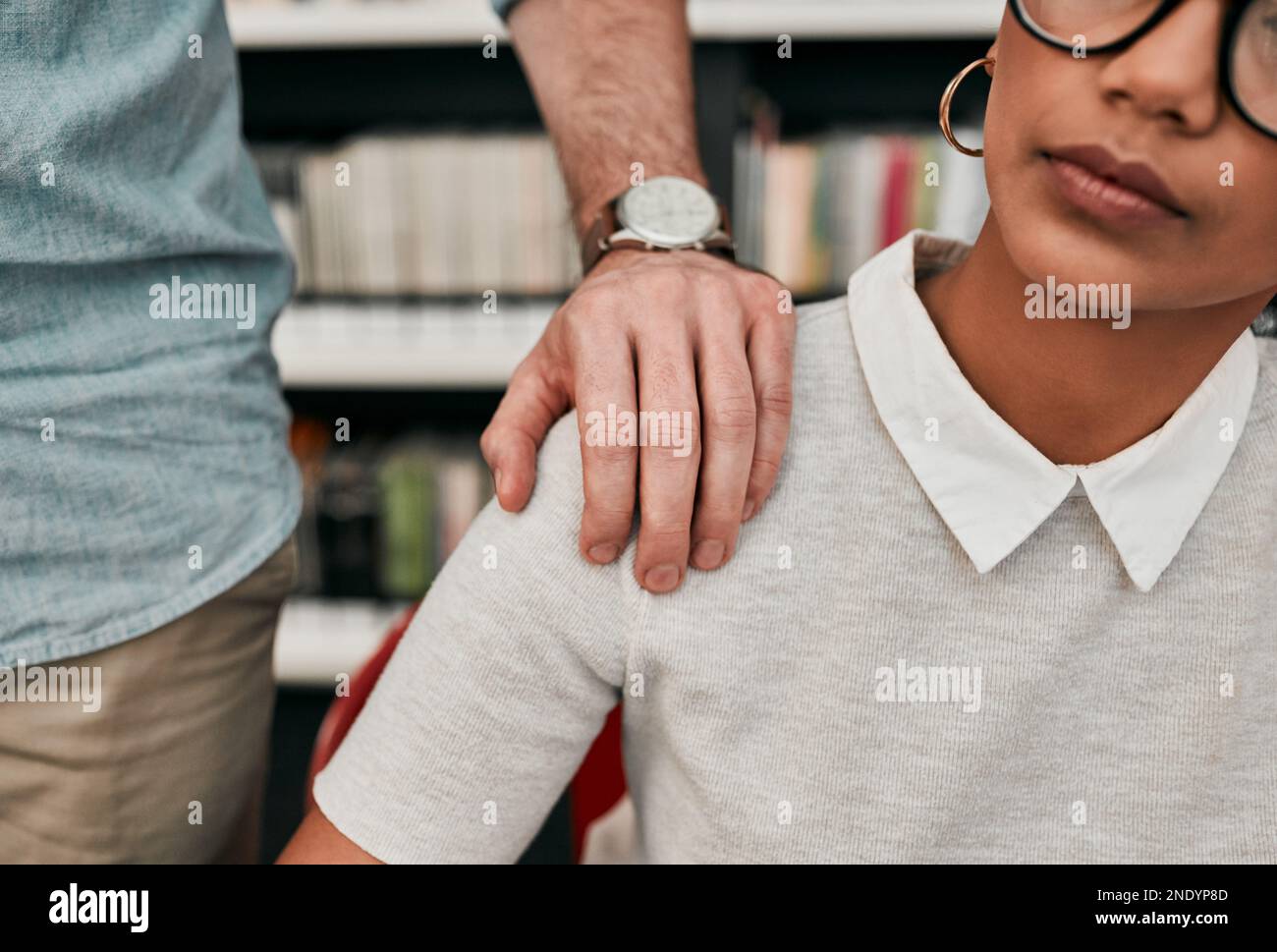 Due progettisti sono migliori di uno. due architetti irriconoscibili che lavorano insieme in un ufficio moderno. Foto Stock