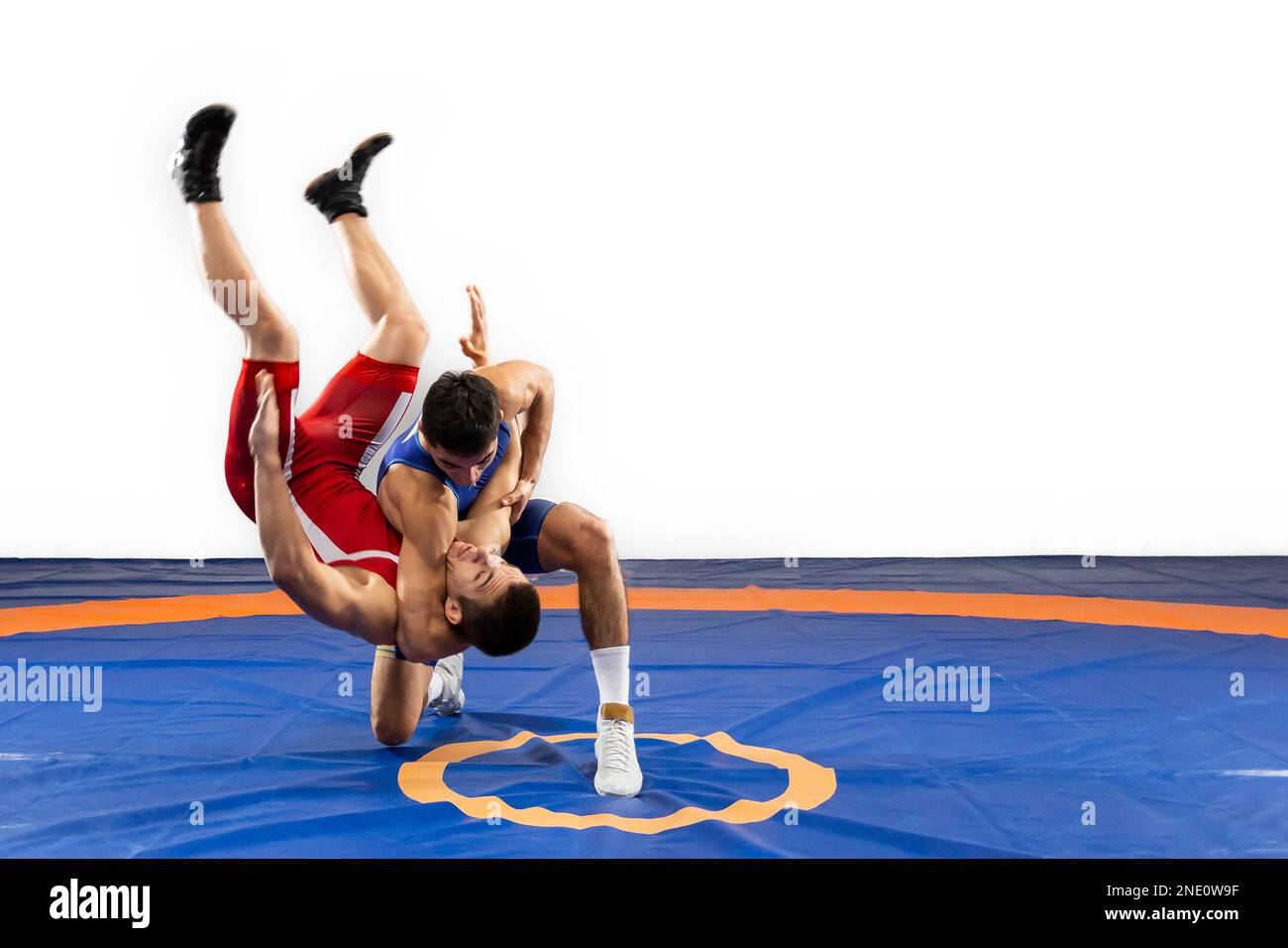 Il concetto di wrestling equo. Due lottatori greco-romani in uniforme rossa  e blu su un tappeto da wrestling Foto stock - Alamy