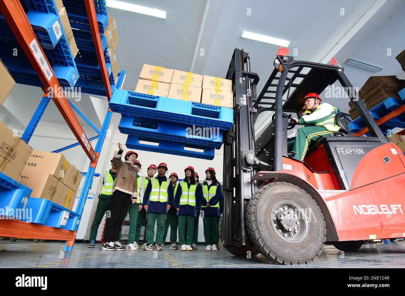 HANDAN, CINA - 16 FEBBRAIO 2023 - gli studenti di servizi logistici e gestione presso il Centro di formazione professionale e tecnica imparano a guidare un per Foto Stock