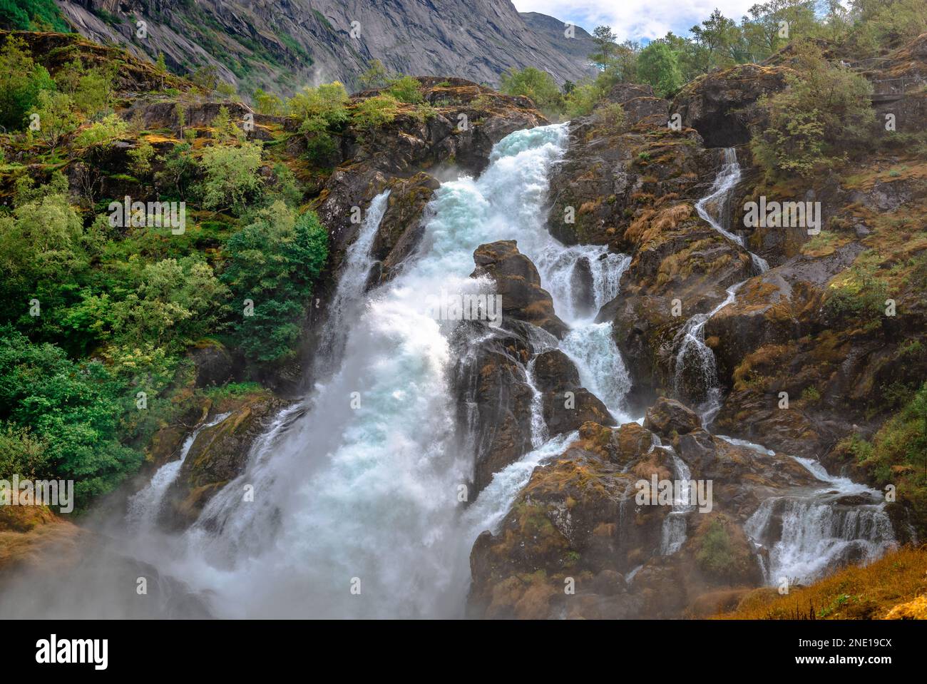 Kleivafossen, una cascata situata nei pressi di Briksdal e del ghiacciaio di Brikdal, nel Parco Nazionale di Jostedalsbreen, Norvegia. Foto Stock
