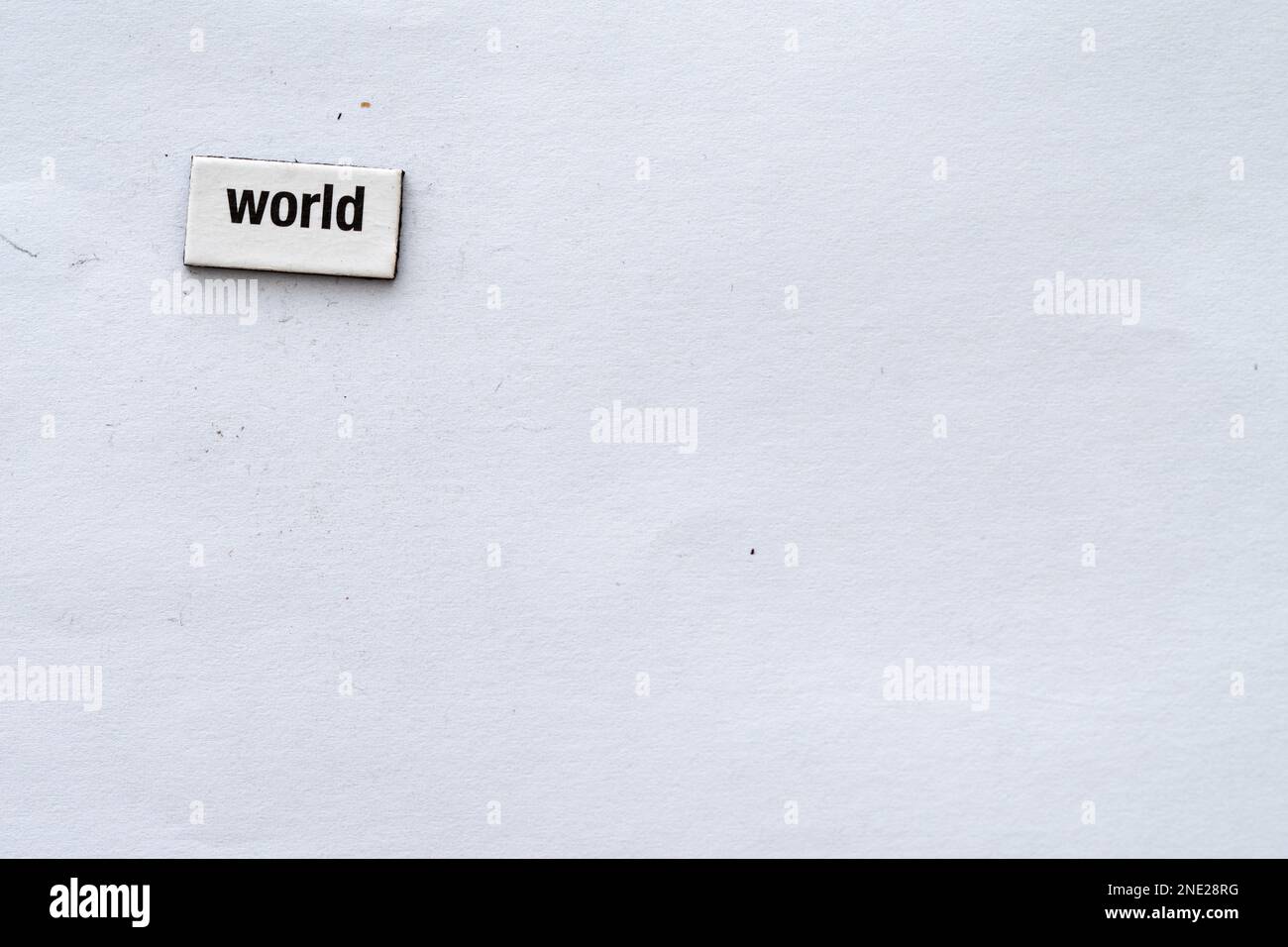 frigorifero con calamite per lettere e opere d'arte per bambini Foto stock  - Alamy