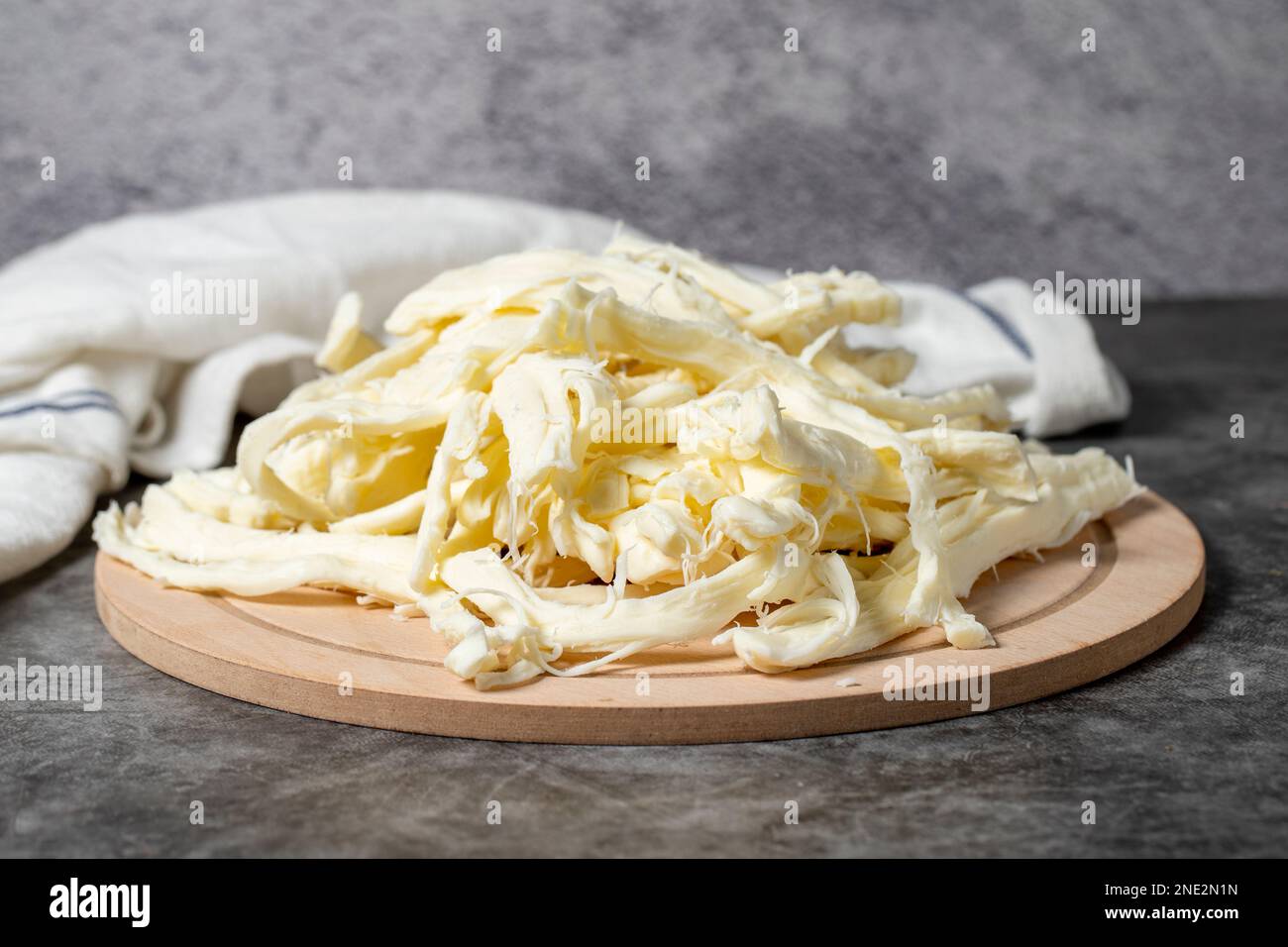 Pasta di formaggio o formaggio Cecil su una tavola di legno. Prodotti lattiero-caseari Foto Stock