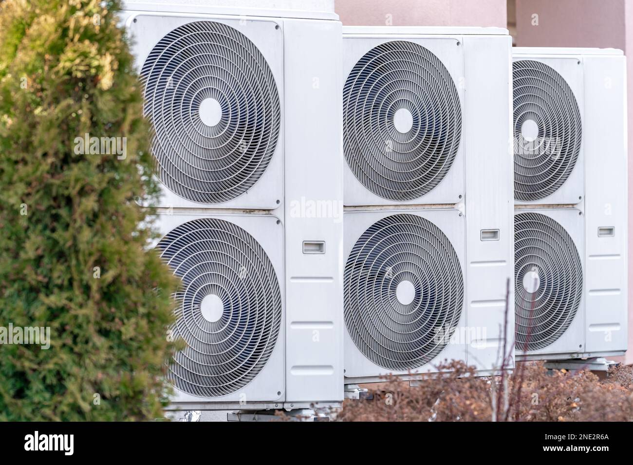 pompe di calore per il riscaldamento e il riscaldamento dell'acqua negli edifici Foto Stock