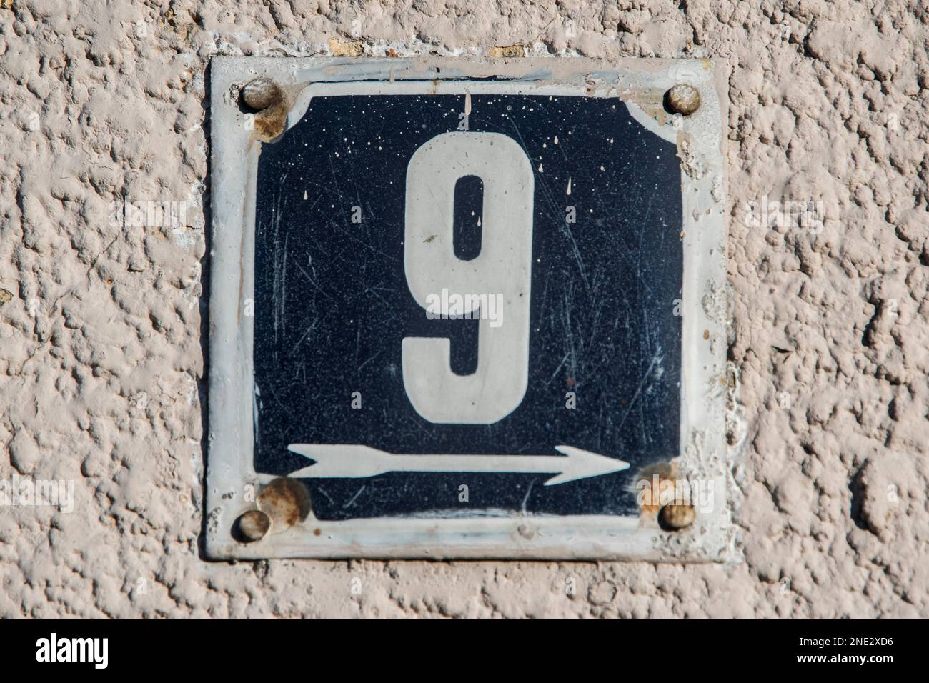 Grunge metal quadrato intatto con intemperie targhetta con numero di indirizzo con numero 9 Foto Stock