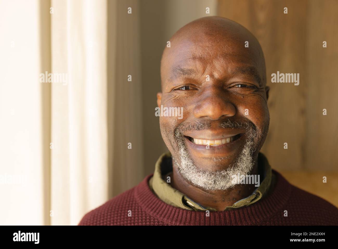 Ritratto di un uomo anziano afro-americano sorridente a casa. stile di vita e concetto di vita senior in pensione Foto Stock