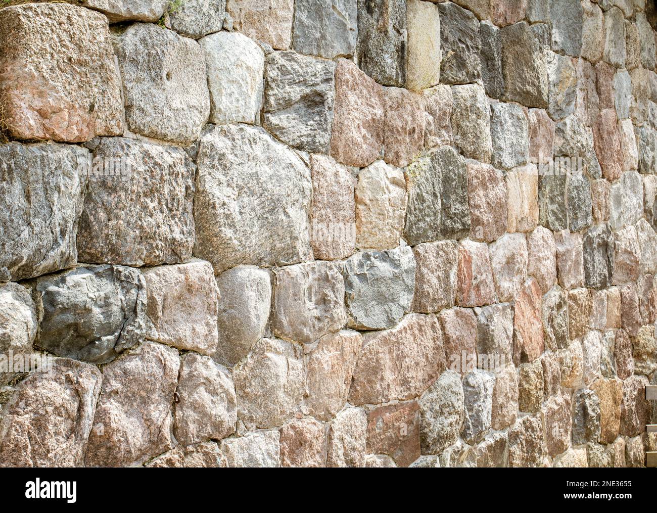muro di fortezza fatto di massi naturali primo piano. Foto Stock
