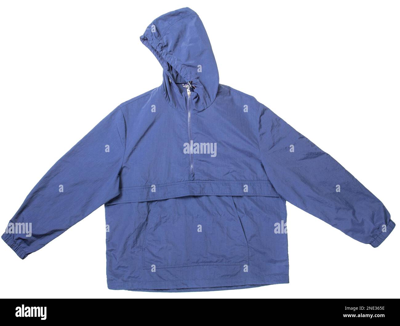 giacca impermeabile viola con cappuccio isolato su sfondo bianco. Foto Stock