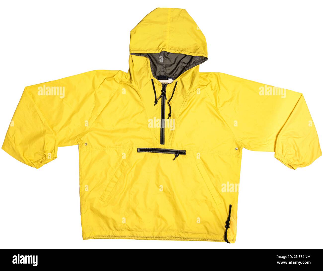 giacca impermeabile giallo brillante con cappuccio isolato su sfondo bianco. Foto Stock