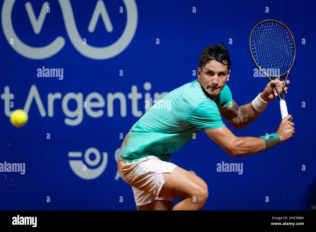 Buenos Aires, Argentina. 15th Feb, 2023. Camilo Ugo Carabelli di Argentina in azione durante il turno sedici singoli dell'ATP 250 Argentina Open 2023 partita contro Dusan Lajovic di Serbia al Buenos Aires Lawn Tennis Club. Punteggio finale; Camilo Ugo Carabelli 0:2 Dusan Lajovic Credit: SOPA Images Limited/Alamy Live News Foto Stock