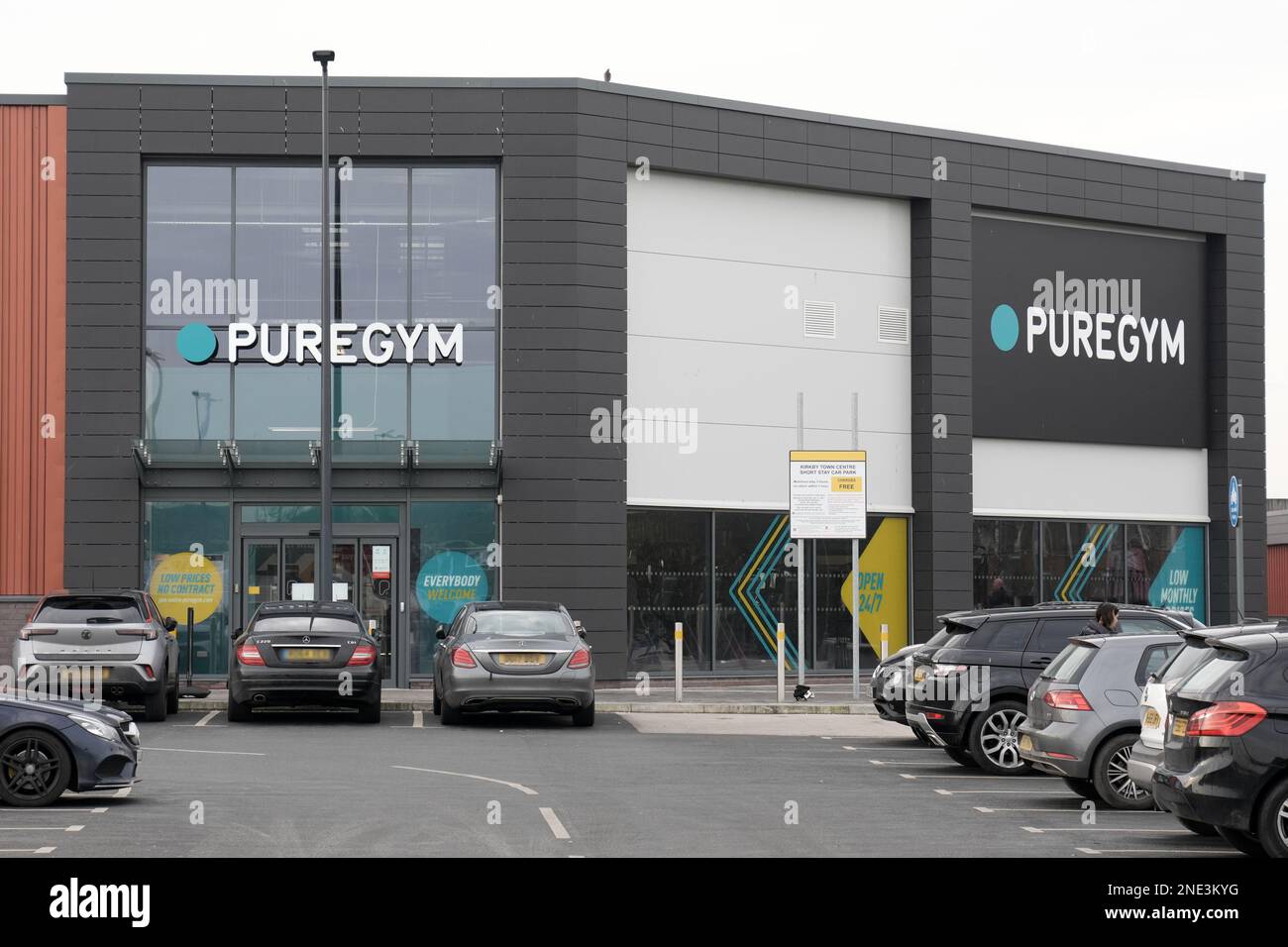 PureGym nel centro di Kirkby Foto Stock