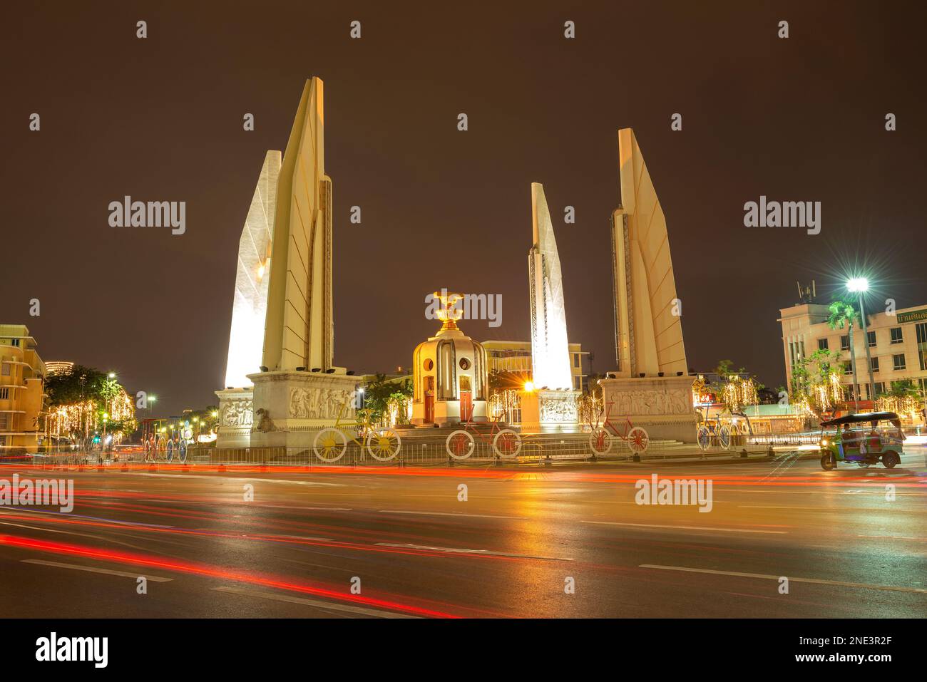 BANGKOK, THAILANDIA - 29 DICEMBRE 2018: Monumento alla democrazia in illuminazione notturna. Bangkok, Thailandia Foto Stock