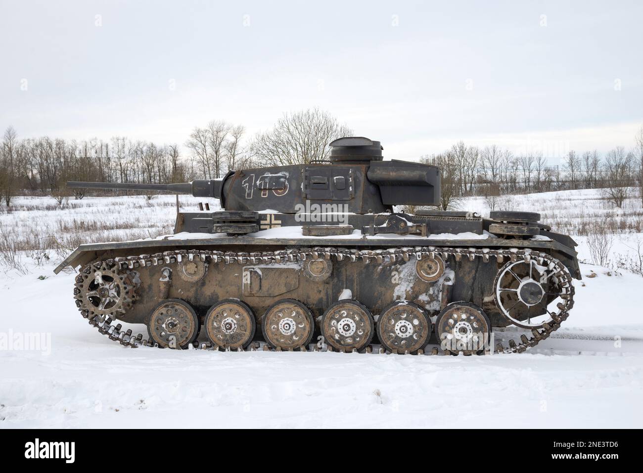KRASNOE SELO, RUSSIA - 05 FEBBRAIO 2023: Carro armato medio tedesco (PZ.Kpfw. III) della seconda guerra mondiale Vista laterale. Parco storico militare 'sbarco in acciaio', Kras Foto Stock