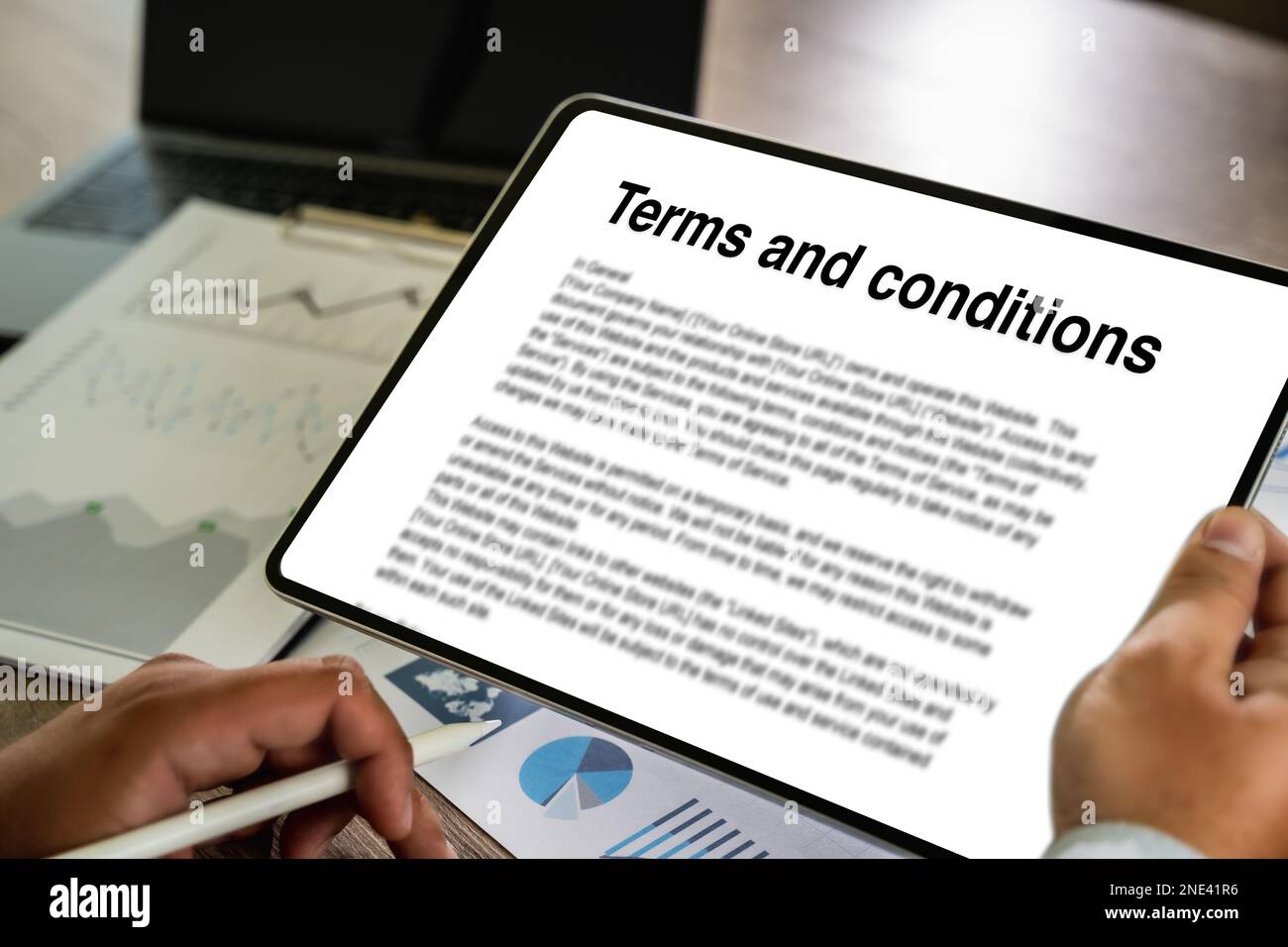 Termini e condizioni testo in un accordo legale o documento sul servizio di un contratto computer Office termini e condizioni sito web Foto Stock