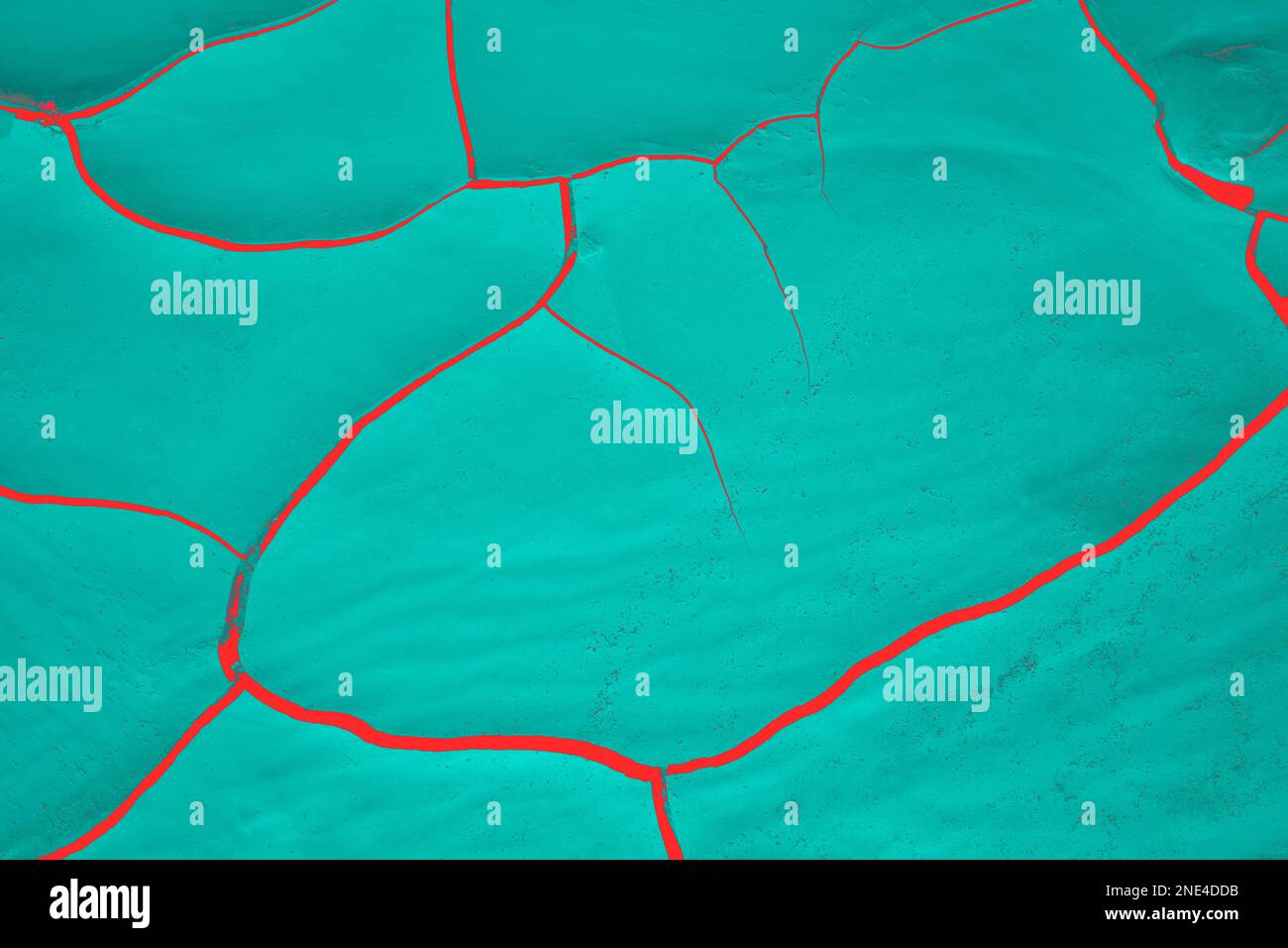 Vibranti e audaci motivi colorati astratti di fango secco in un letto di fiume secco in turchese, rosso. Concetti di copy-space e commerciali. Fiume Swakop, Namibia Foto Stock