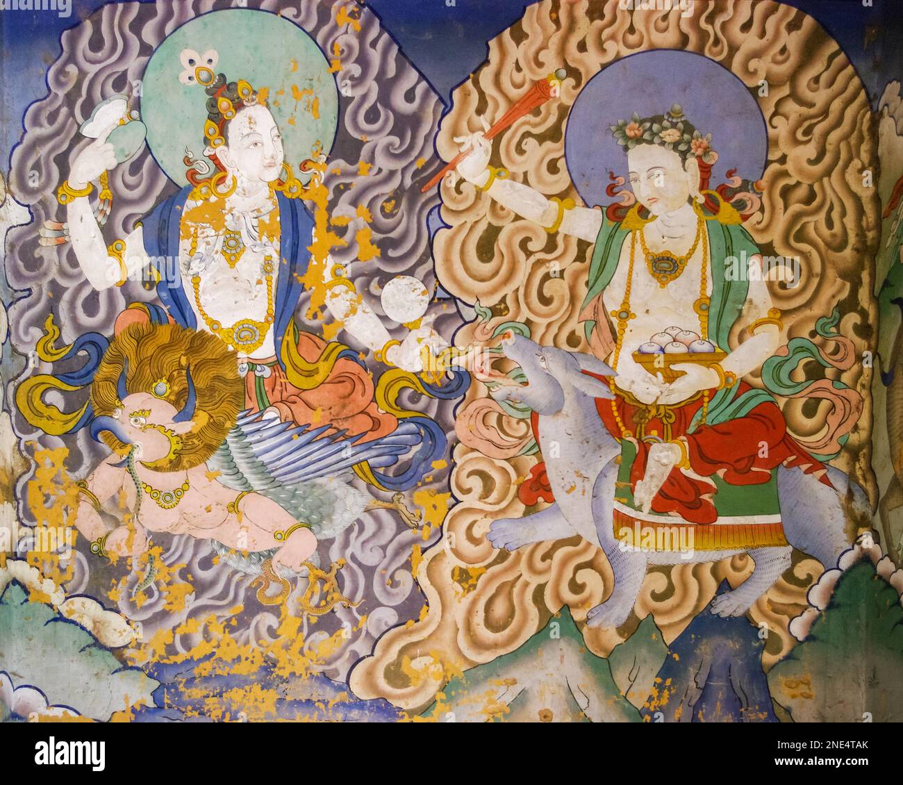 Pittura tradizionale colorata parete di divinità femminili pacifiche a cavallo del loro monte in Gangtey gompa o monastero, Phobjikha valle, Bhutan Foto Stock