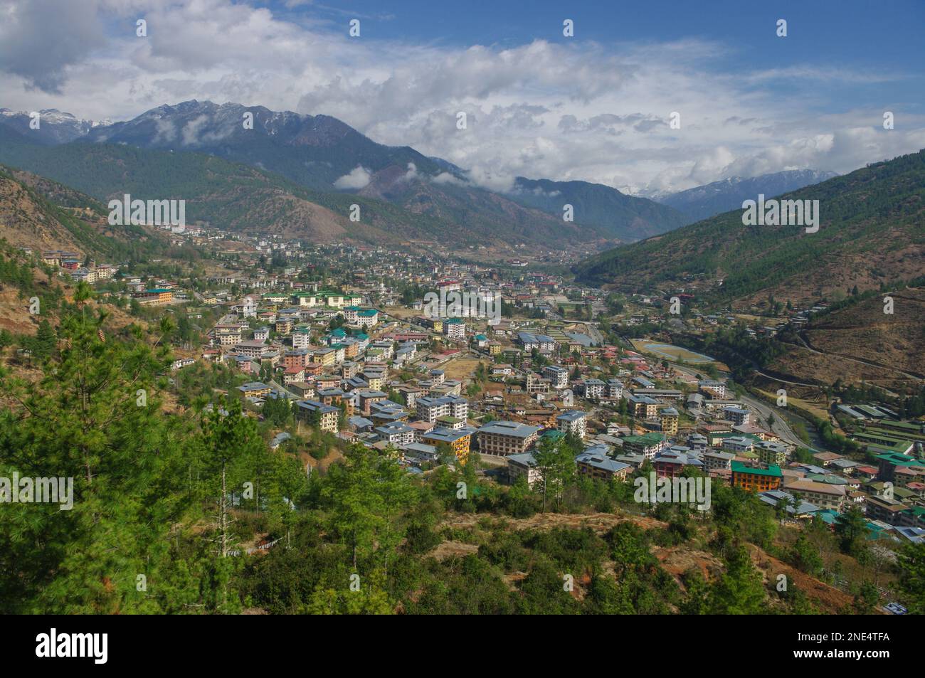 Vista panoramica di Thimphu, la capitale del Bhutan, circondata da montagne e foreste Foto Stock