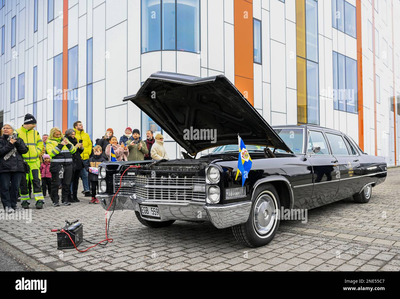 Jönköping 20230216Kungaparet besöker Jönköping sotto torsdagen. Efter besöket på Kulturhuset spira hade bilen som kungaparet skulle åka kortege i startproblem. Kung Carl XVI Gustaf firar i år 50 år på tronen. Med anledning AV jubileumsåret besöker kungen och drottning Silvia samtliga 21 Län i Sverige med start i Södermanlands Län. Foto: Mikael Fritzon / TT / kod 62360 Foto Stock