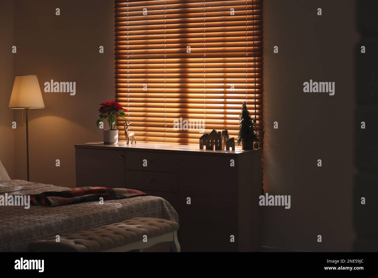 Accogliente camera da letto con diverse decorazioni natalizie. Design degli interni Foto Stock