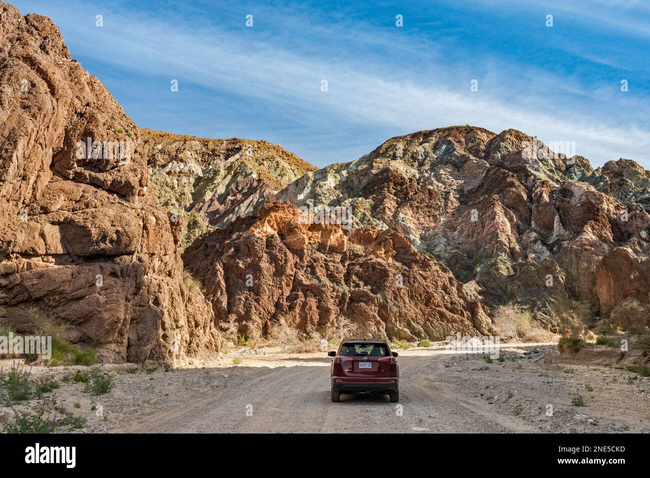 SUV a Painted Canyon Road, Mecca Hills Wilderness, Colorado Desert, California, USA Foto Stock