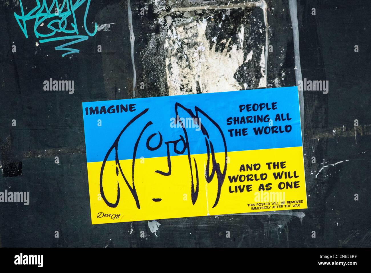 IMMAGINATE un poster ucraino giallo blu anti-guerra incollato ai mobili di strada a Preston, Regno Unito Foto Stock