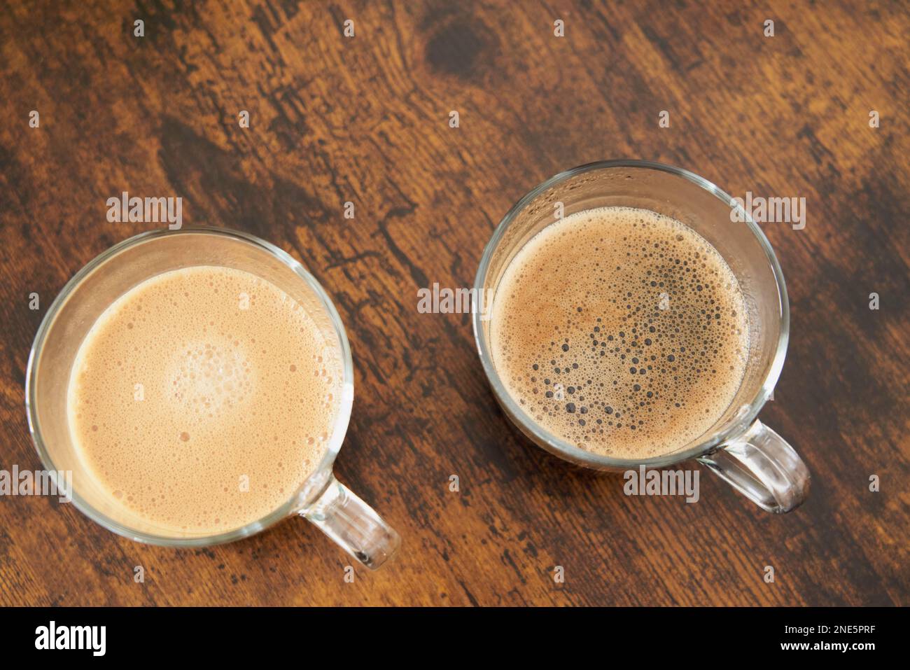 Tazze di latte e caffè nero con capsule nespresso