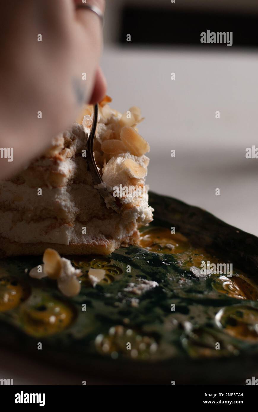 Processo di mangiare cremoso torta di mandorle il compleanno Foto Stock