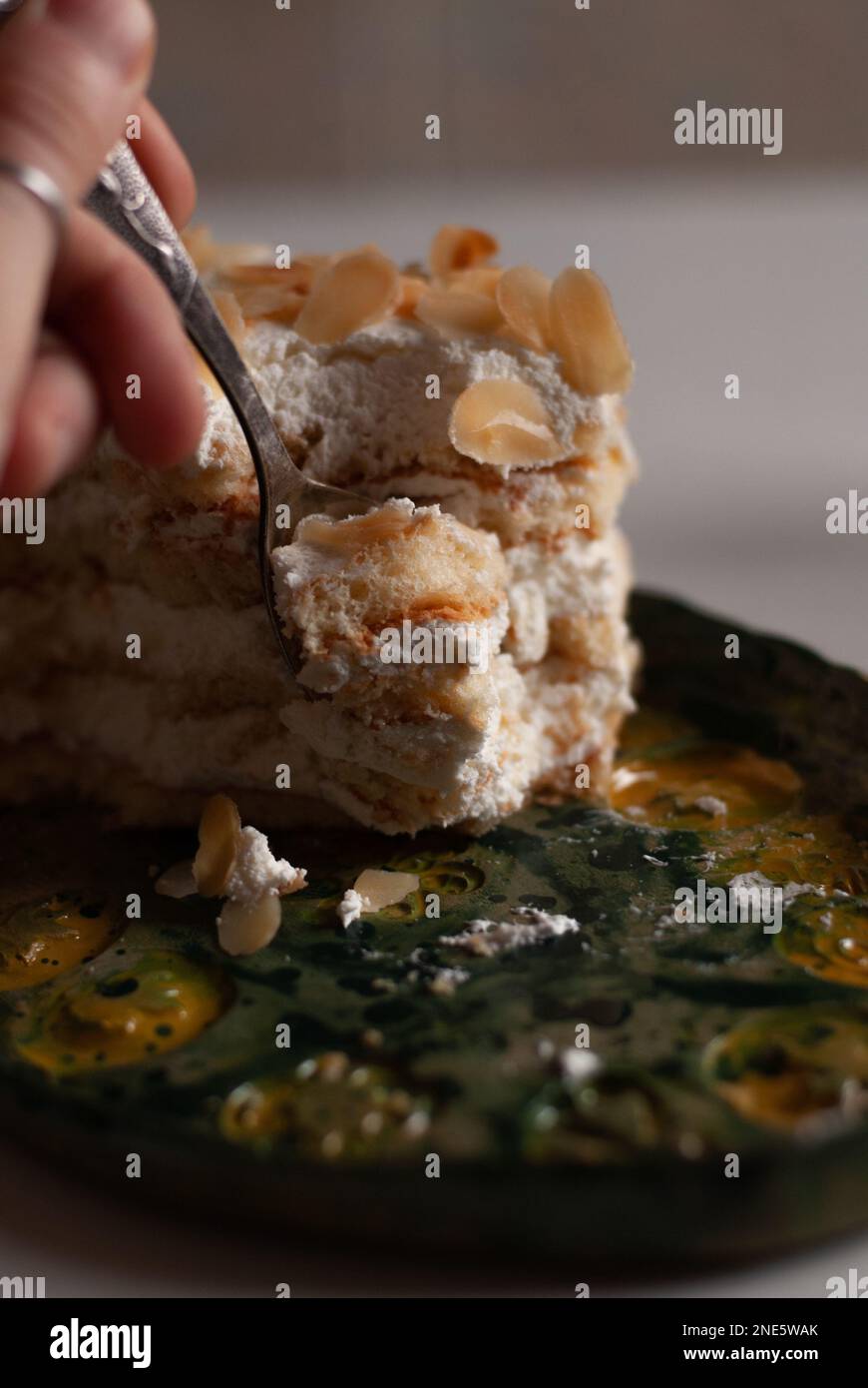 Processo di mangiare cremoso torta di mandorle Foto Stock