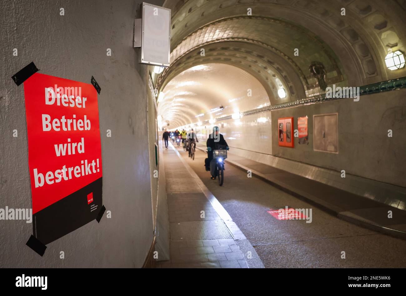 Amburgo, Germania. 16th Feb, 2023. Un poster di uno sciopero si blocca durante uno sciopero di avvertimento nell'Old Elbe Tunnel. Diverse centinaia di dipendenti del settore pubblico hanno interrotto il lavoro per diverse ore ad Amburgo il giovedì. Credit: Christian Charisius/dpa/Alamy Live News Foto Stock