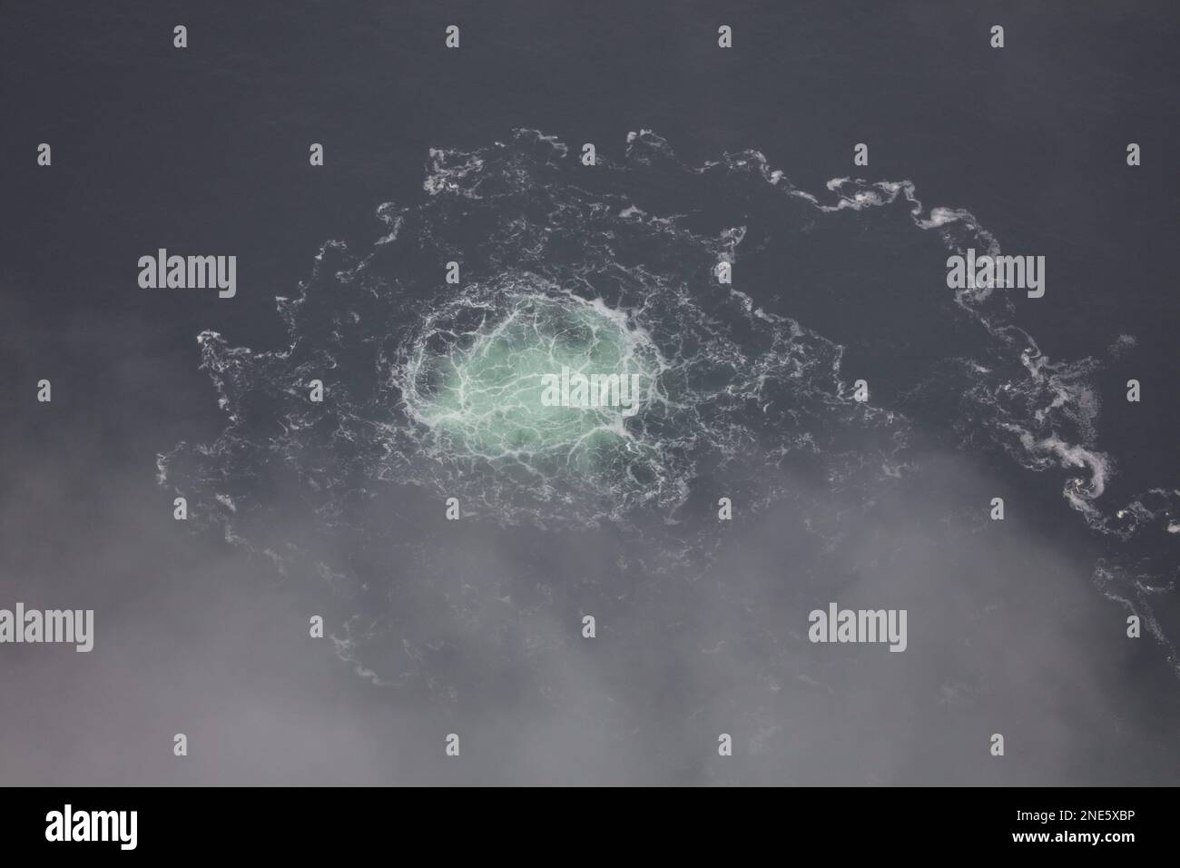 (230216) -- PECHINO, 16 febbraio 2023 (Xinhua) -- questa foto aerea fornita dalla Guardia Costiera svedese il 28 settembre 2022 mostra la quarta fuga sul gasdotto Nord Stream 2 nella zona economica esclusiva della Svezia. (Guardia costiera svedese/Handout via Xinhua) Foto Stock