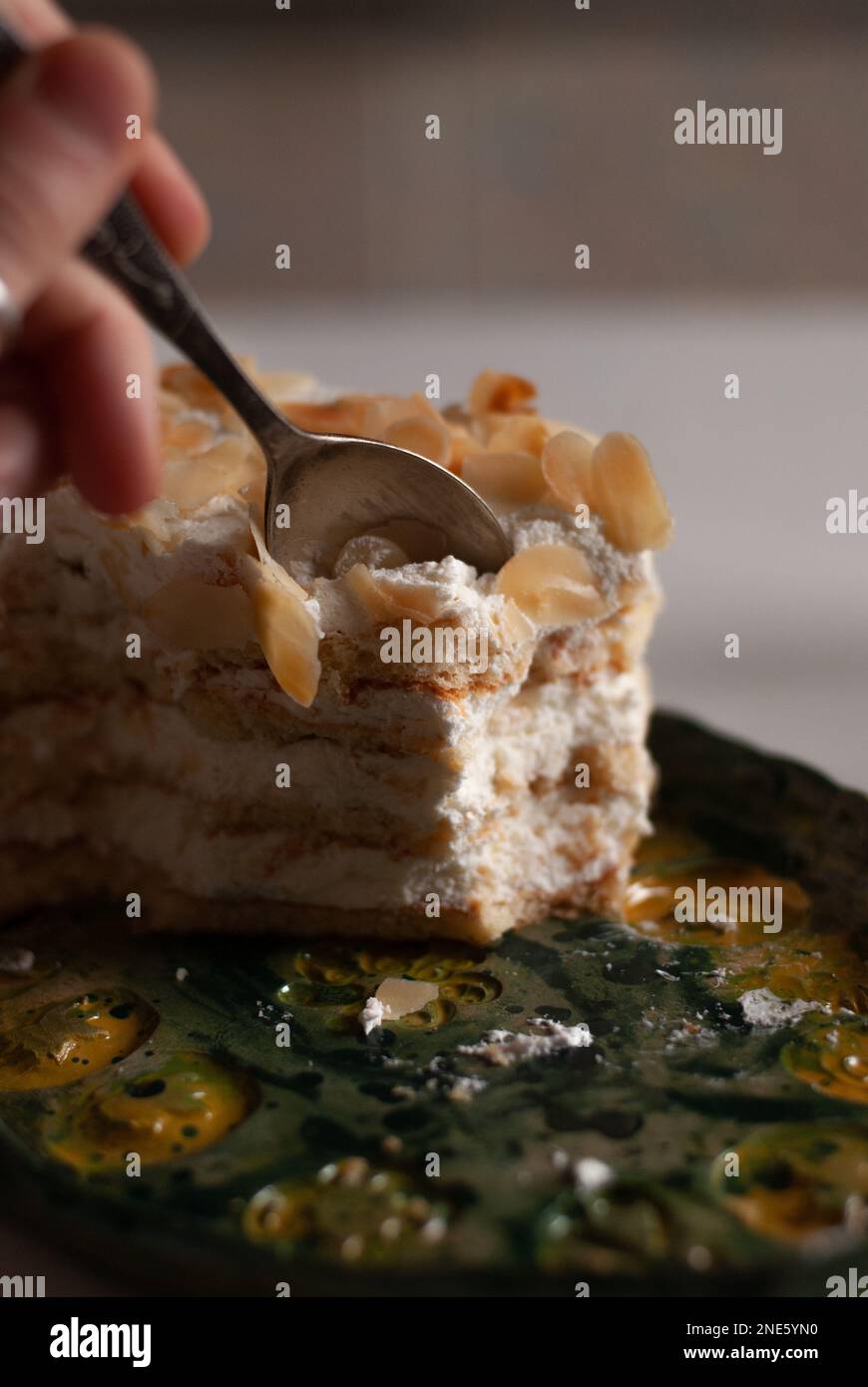 Vista sul processo di mangiare cremoso torta di mandorle Foto Stock