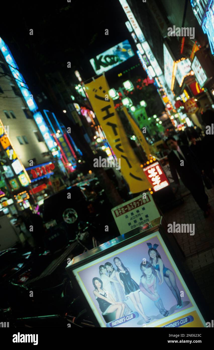 Giappone, Tokyo, Shinjuku, una delle principali aree dello shopping e della vita notturna di Tokyo. Shinjuku è anche l'area del "semaforo rosso". Zona pedonale piena di neon Foto Stock