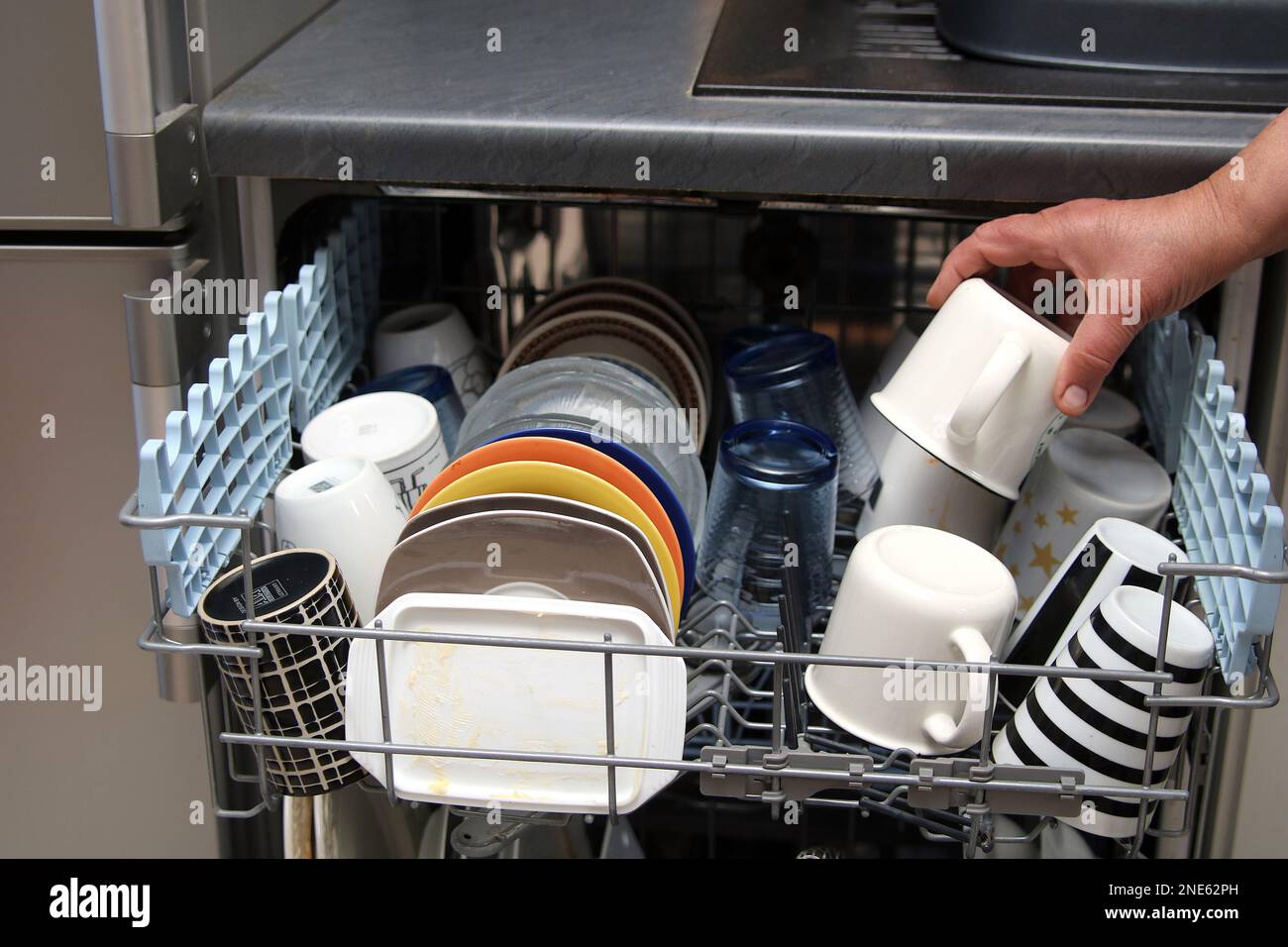 la lavastoviglie è riempita Foto Stock