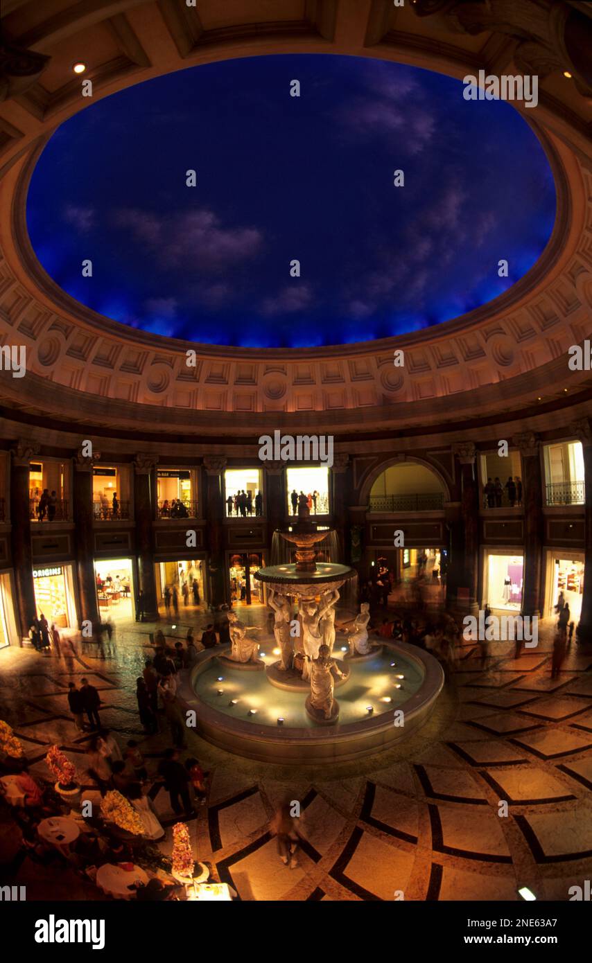 Venus Court, Baia di Tokyo. Una replica di un quartiere italiano, completo di cortili, statue, cupole e archi. Foto Stock