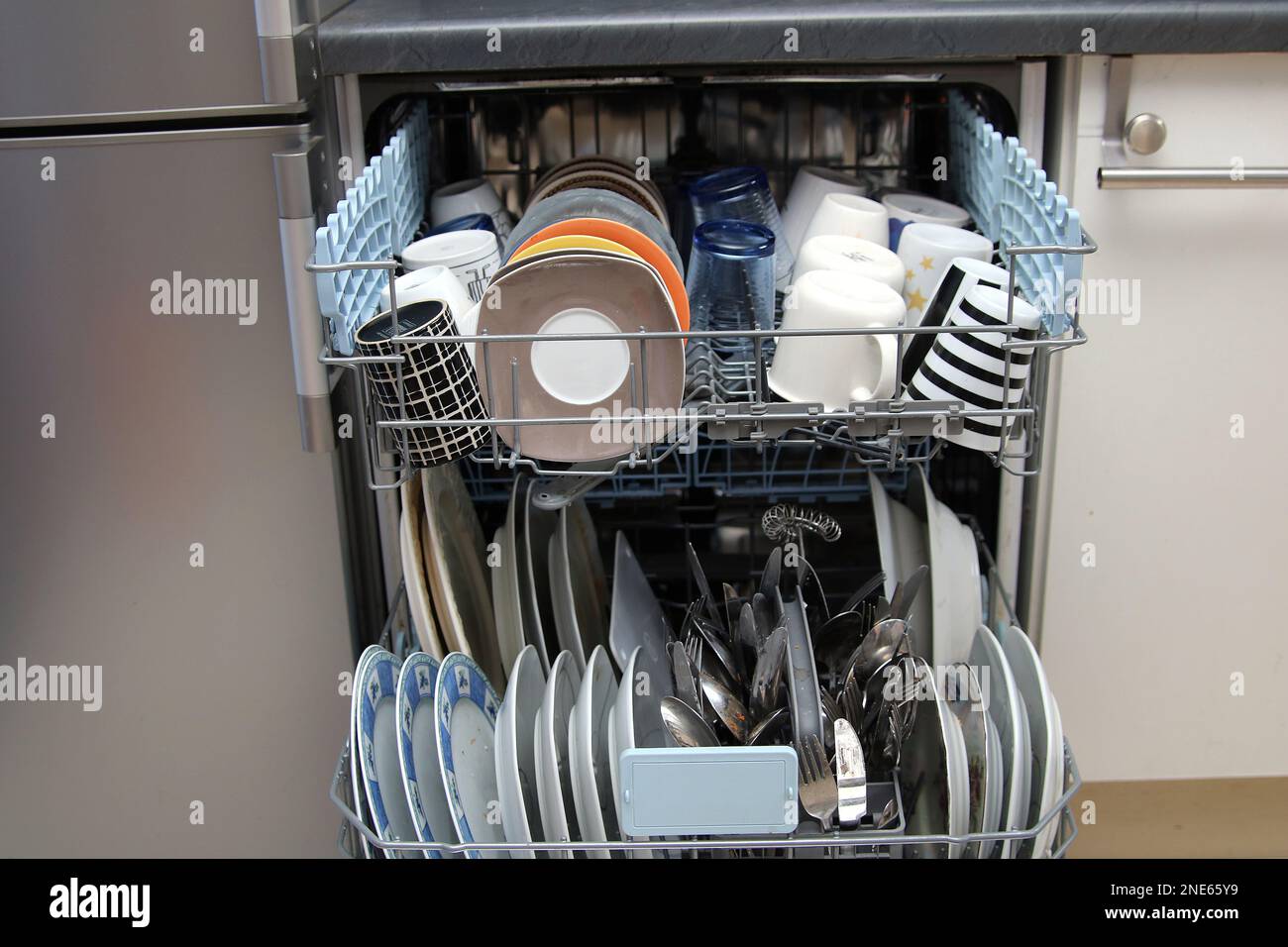 la lavastoviglie è riempita Foto Stock