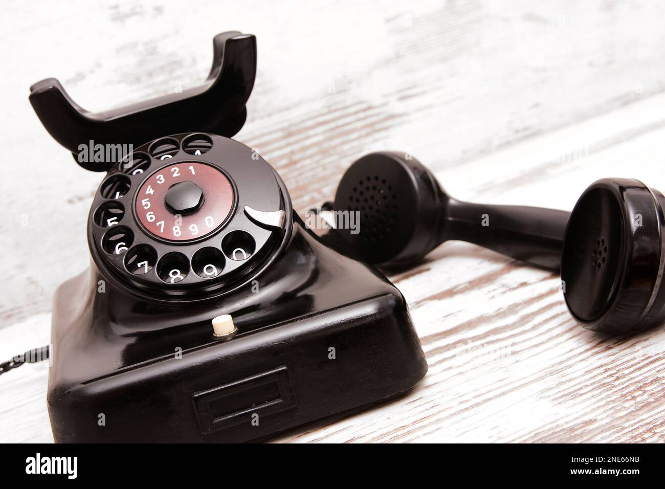 vecchio telefono a filo nero con manopola Foto Stock